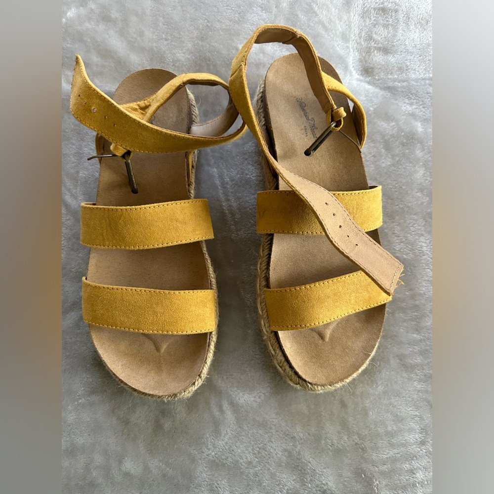 Universal Thread Yellow Platform Sandals